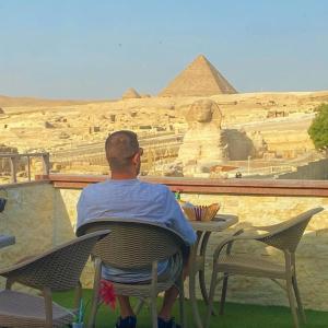 Seven Pyramids View Inn - Rooftop Breakfast