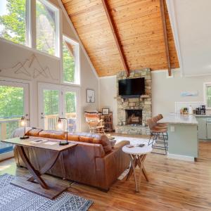 Wooded Retreat w/ Decks & Views in Beech Mountain!