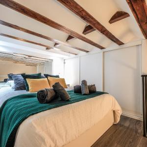 Discover Madrid from our cozy studio