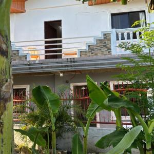Cebu City 3 bedrooms split house 2nd floor-WIFI