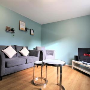 St James House - Charming 3 bed, 2 bathrooms, driveway parking, close to town centre