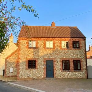 Lapwing Cottage - cosy detached cottage with secure garden in Docking