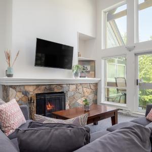 Gorgeous Chalet with Fairway Views by Harmony Whistler