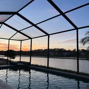 270 - Gracious 3 Bedroom Home Near Disney with Pool