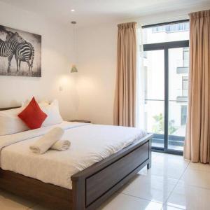 Embassy Gardens 2 Bed Apartment W/Pool View