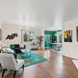 Beverly Hills Glamour Oasis 2 BR Apt with Parking 304