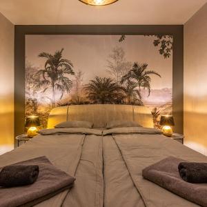Luxury condo w balcony next to Andrassy road