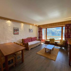 Appartement rénové proche pistes et commerces avec balcon - FR-1-502-459