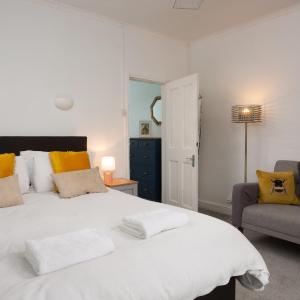 Lovely city town house with free parking sleeps 2 to 6 guests