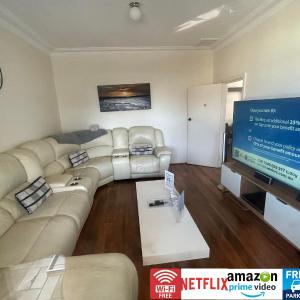 Wollongong station holiday house with Wi-Fi,75 Inch TV, Netflix,Parking,Beach