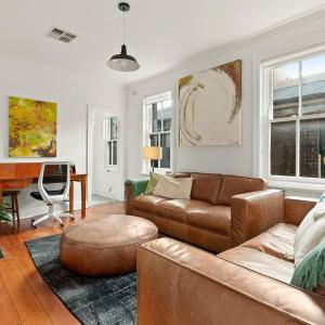 'Two of a Kind' Heritage Stay with Harbour Views