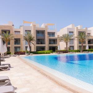 Modern apartment with large pool & beach access