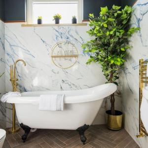 Lux Versace Pad Sleeps 10 Hot Tub, Cinema & Games Room