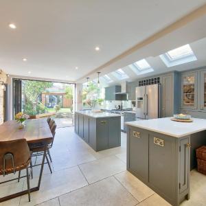 House - Sleeps 8 - Garden - Children's Play Area