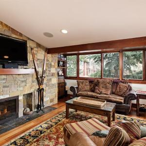 Fasching Haus Unit 5, Deluxe Condo with Great Natural Light & Amazing Location
