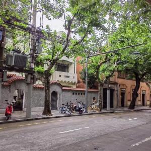 Shanghai Garden Historical loft Apartment with courtyard and citywalk- Near Downtown Wukang Road