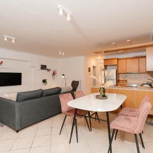 Phaedrus Living: Cozy Flat Koukaki