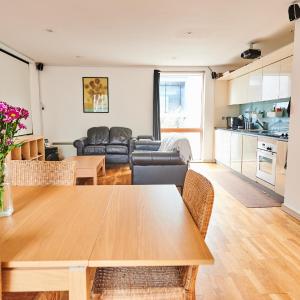 Bright 2 bedroom flat in Old Street with balcony