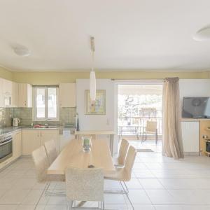 Kesariani's Family Luxury 2 bedrooms near center 50m busstop,300m busstop Acropolis