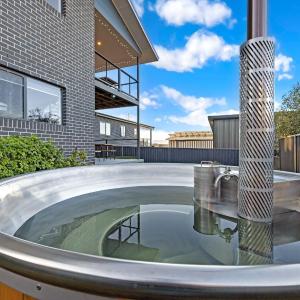 Mountain G O A T - Wood Fired Hot Tub, Pool Table, Bike Storage, Ski Drying Room, Perfect for biking or ski trips!
