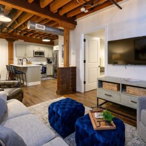Regal Retreat in Nashville Pool Gym Free Parking