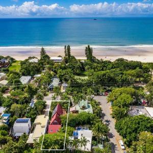 Longhouse - spacious 4 BR Belongil Beach retreat