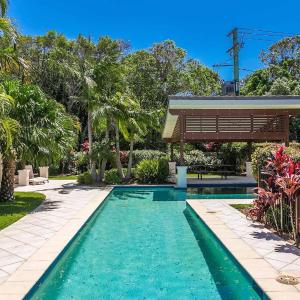 Drift - 3 BR home near town & beach with pool