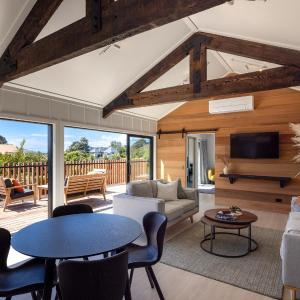 Onetangi Beach Stays Apartment - Coast & Country