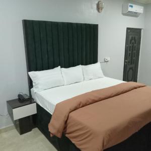 OD-V!CK'S CLASSIC, Wuse 2 extension, upscale Jahi district WiFi,24hr power,security, dstv