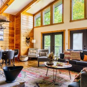Woodhaven - Private - 3 Suites - Gorgeous Views - 3 Pools - GameRm - HotTub - Lots of Bears