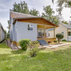 Inviting Quincy Cottage Walk to Historic Downtown