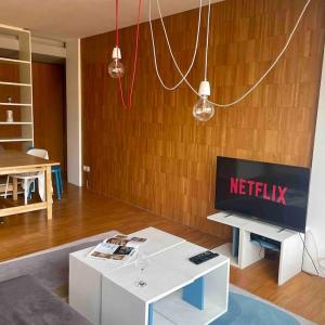 Central Apartment with Free Parking and Balcony