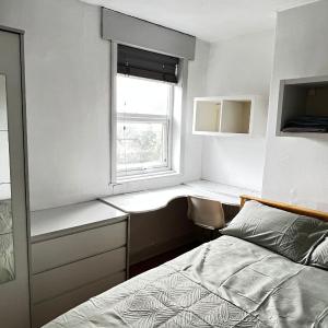 Luxury Room on Park Road Near University & QMC Self Check-In & Fast WiFi