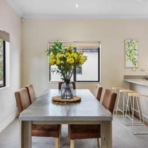 Upper Floor 2BR Unit near Eastern Auckland Beaches