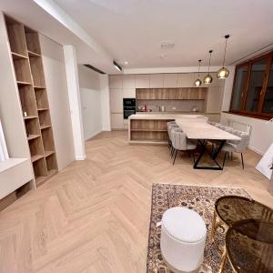 Stylish 3 bedroom apartment in the hearth of city center with history