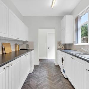Solace Nights - Large Modern House - 4 Bedrooms - Near M6 & Spaghetti Junction - Fast WiFi - Netflix