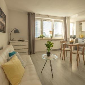 AC and Fast Wifi Modern Big Studio Apartment Emilii Plater 55