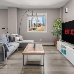 Downtown Apartment with Underground Parking, Netflix, Fully Equipped Kitchen, Walk to 17th Ave, Sleeps 4, Perfect for Foodies and Tourists