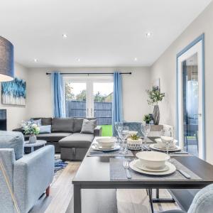 MK 2-Bedroom Contractor's Gem, 5 beds, sleeps 6, free parking