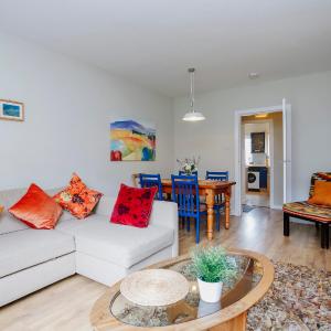 Edinburgh Central 2-Bedroom Old Town Apartment