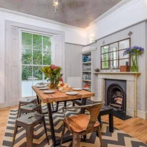 The Camden Chic Townhouse - accommodates 14 guests