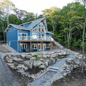 Luxury Waterfront Cottage on Little Doe Lake