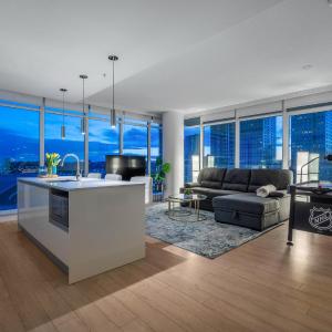 Luxury Apartment on the 9th Floor near Stampede, Complimentary Wine, 2 Car UG Parking