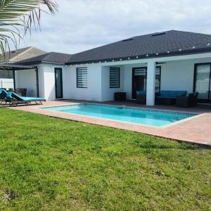 Casa Sevilla, heated pool, sleeps 9, 4B3B
