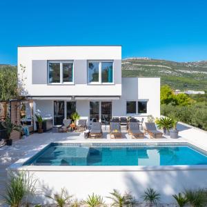 Villa Lea with 4 bedrooms, 40sqm pool, Hot-Tub, 2km from beach