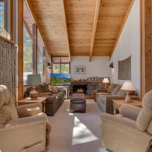 Base Camp- Hot Tub, Large Deck, Wood Fireplace, Short Drive to Ski Resorts!