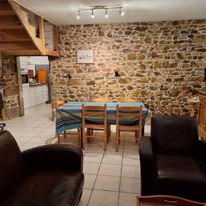 Maison en pierre proche mer, commerces et bus
