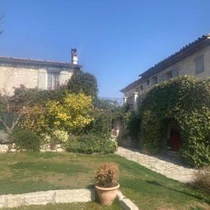 Agréable chambre d'hôtes avec vue sur les collines