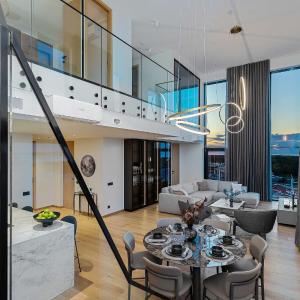 Elegant Seaview Penthouse 3BR Ensuite Luxury Retreat with Sauna and Free Parking