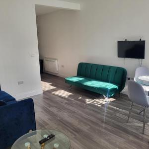 NEW 1 BED FLAT IN DARTFORD AIRPORT PICK,DROP AVAILABLE- 40 Mins into London -FIBRE BROADBAND-10 MINS WALK TO CITY CENTRE